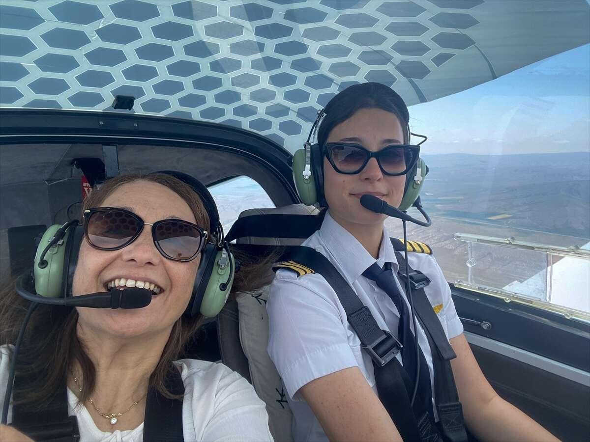 Konya’da öğretmen anne, pilot kızının mezuniyetiyle havalara uçtu 9
